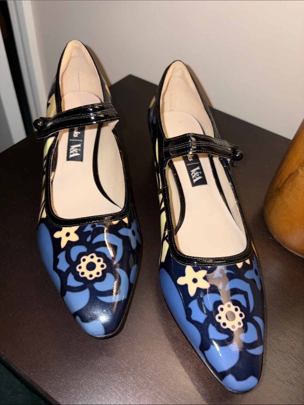 Clarks Patent Floral Mary Jane Flats in Blue and Cream size 8